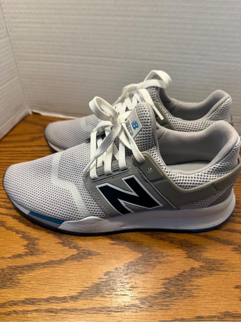 New Balance Gray Mesh Running Shoes with Black trim blue Insole Logo Mens size 8